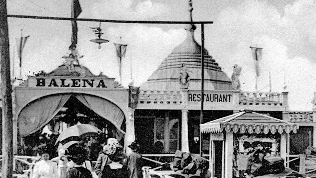 La Viareggio balneare di inizio Novecento. L’ingresso del bagno Balena con signore elegantemente vestite