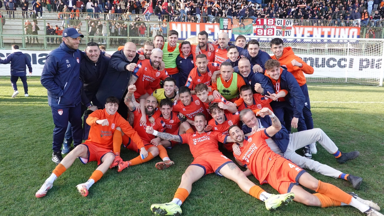 Festa arancione alla fine del derby vinto con il Prato (foto Gabriele Acerboni/FotoCastellani)