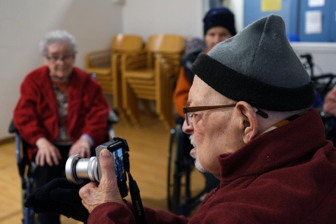 Passione senza fine: il fotografo internazionale 95enne espone gli scatti realizzati nell’rsa