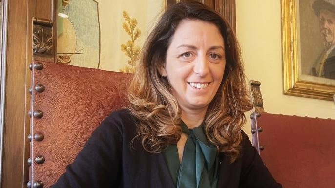 La sindaca di Barga, Caterina Campani nel suo ufficio nel palazzo pubblico. Nel 2010. il Comune registrò i 10.327 abitanti: da allora sono calati di 765 unità