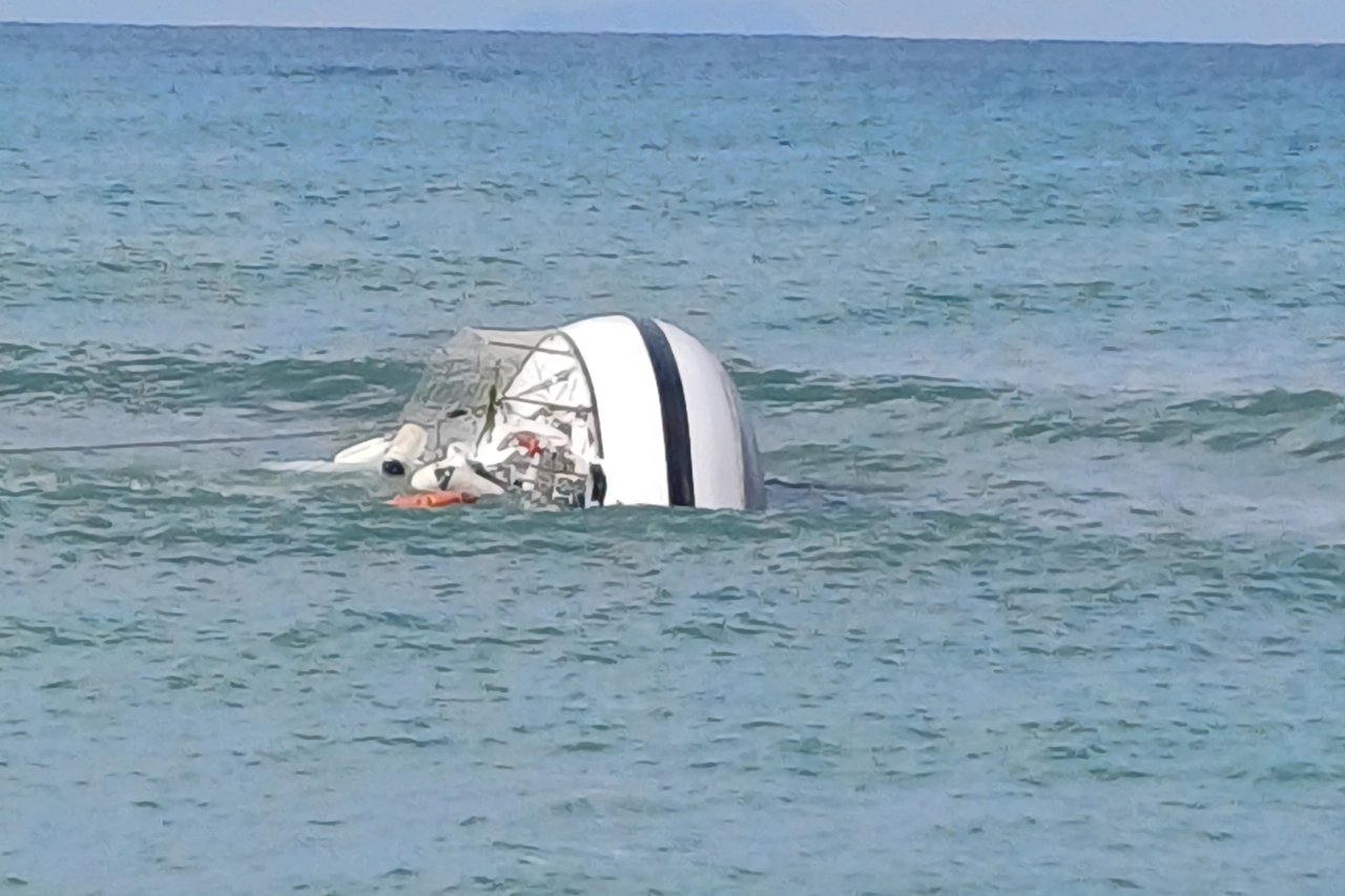 La barca affondata a Marina di Pisa