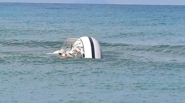 Maltempo sul litorale, allagamenti sulla costa. A Marina di Pisa affonda una barca a vela