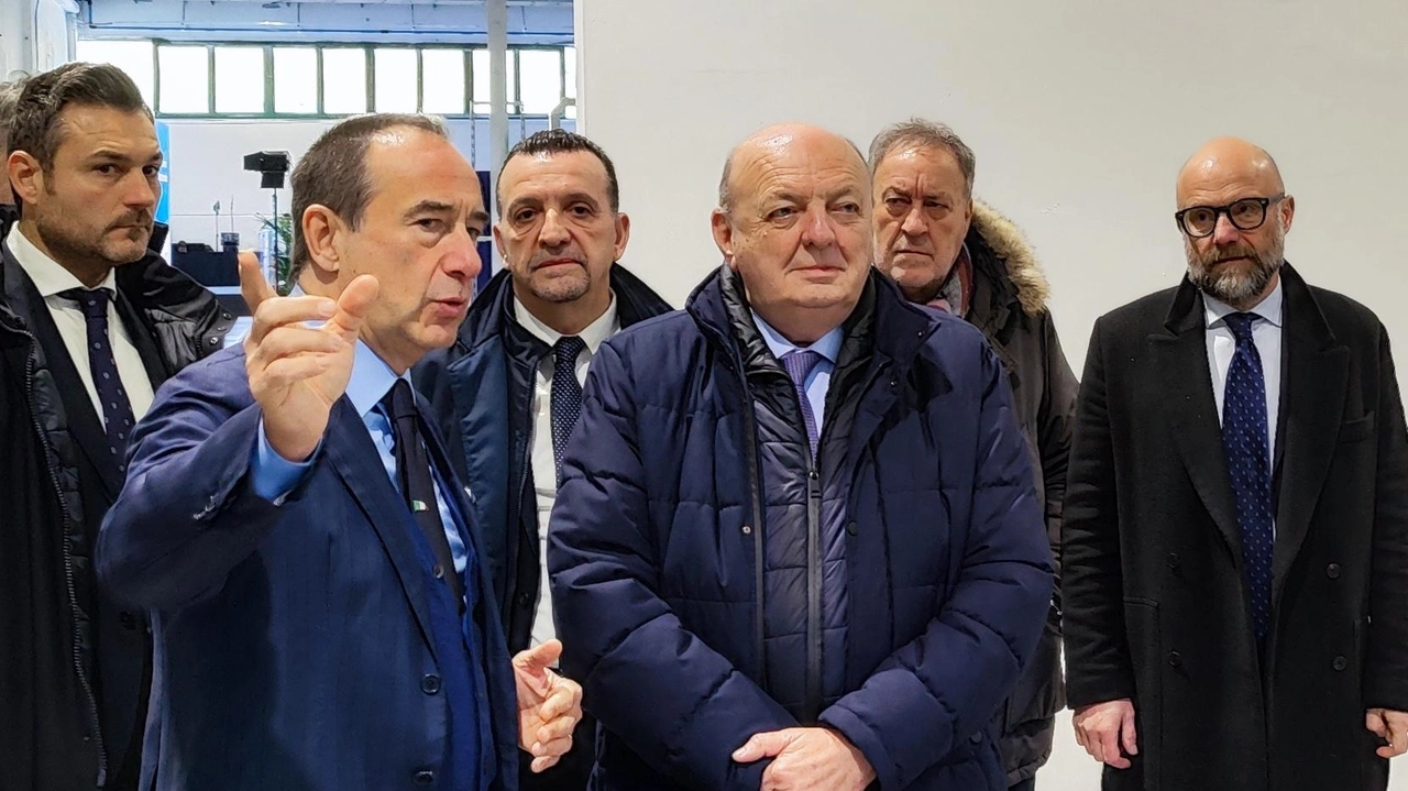 Il ministro Pichetto Fratin durante la visita all’impianto di Terranuova Bracciolini