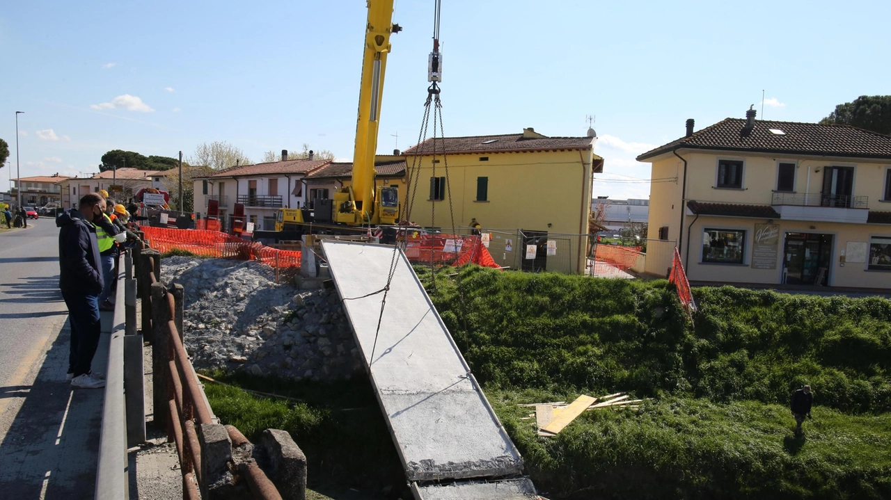 La passerella ciclopedonale piegata in due nel greto del Collettore a Ponticelli. Il crollo nel tardo pomeriggio del 16 febbraio 2021