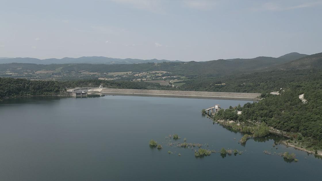 Inseguimento da film d’azione: in fuga dai carabinieri si getta nel lago da 30 metri