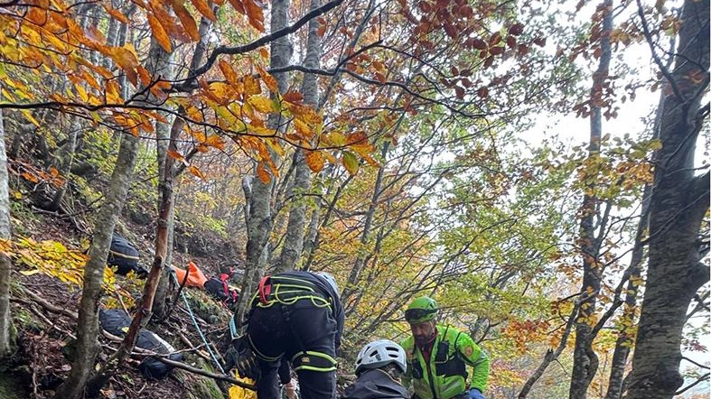 Un intervento di soccorso nei boschi della Montagna Pistoiese che in questi giorni sono presi d’assalto dai cercatori di funghi (Foto di repertorio)