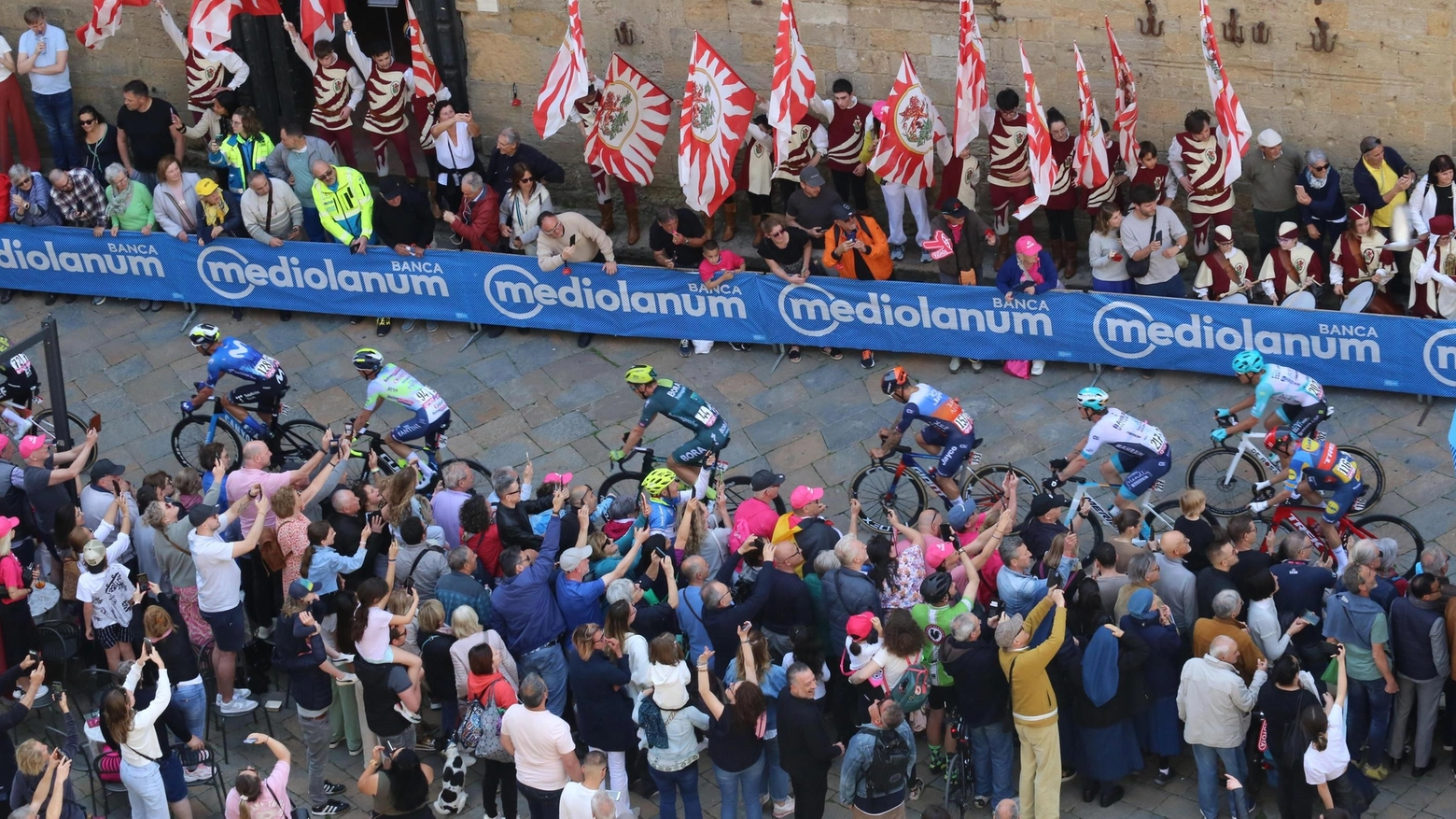 La carovana accende il colle etrusco. Gioia dopo la ferita per il crollo: "Grande festa per guardare avanti"