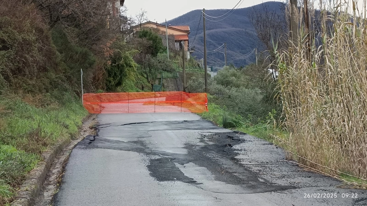 La strada chiusa in località Tirolo