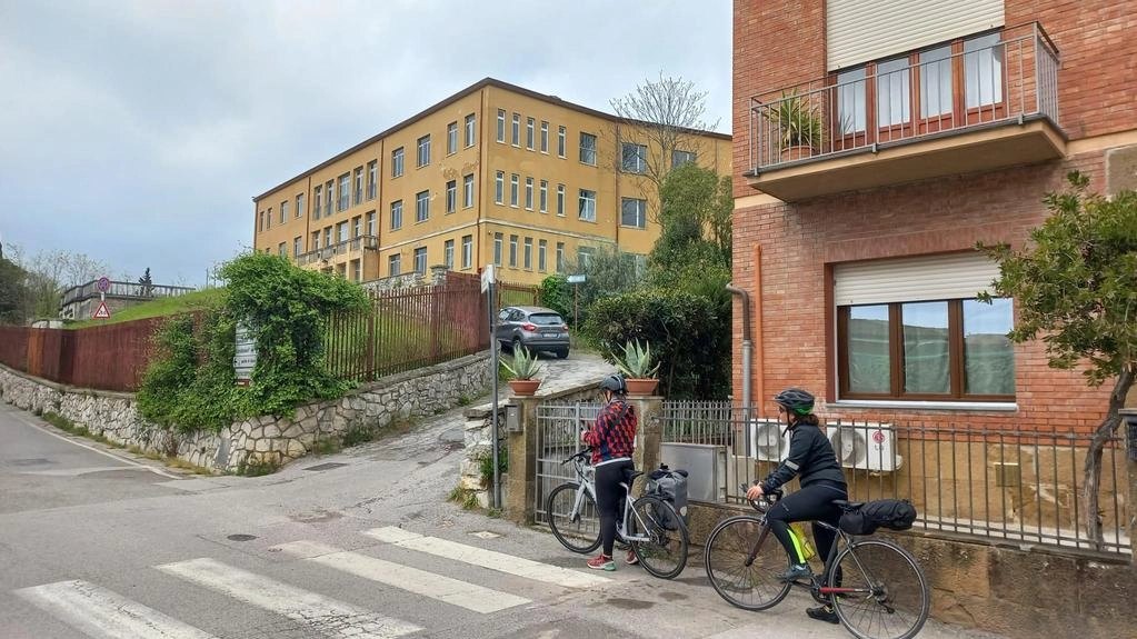 Il liceo Marconi affronta sfide e progetti ambiziosi per il futuro, tra nuove sedi e controversie. La politica si interroga su soluzioni possibili.