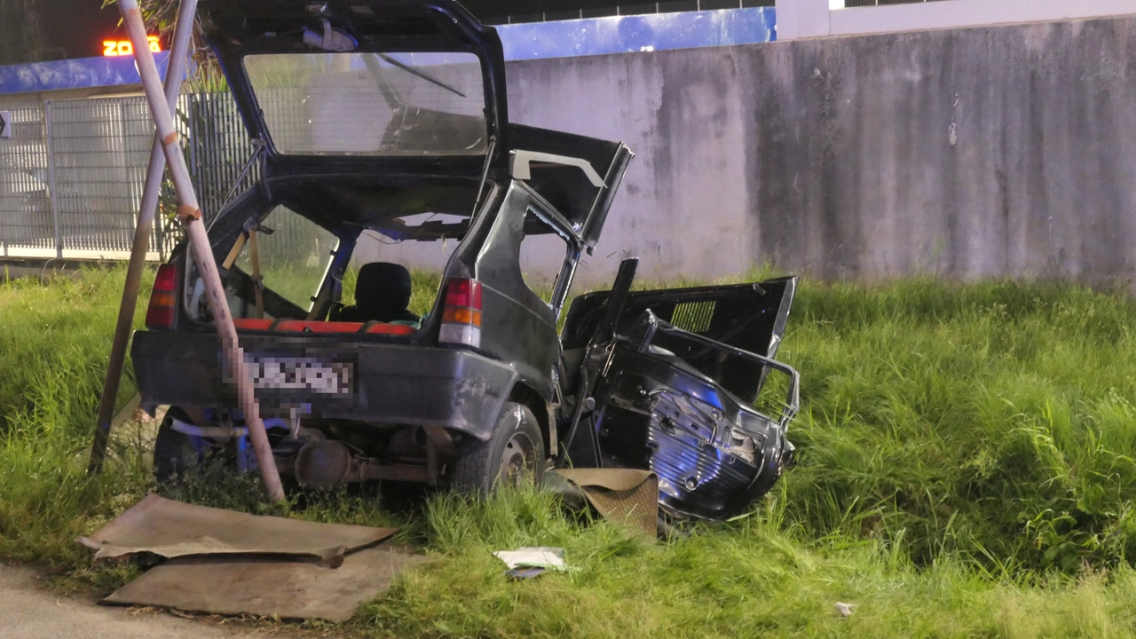 Quello che resta della Fiat Panda coinvolta nello scontro con un'altra auto in via di Montramito (foto Aldo Umicini)