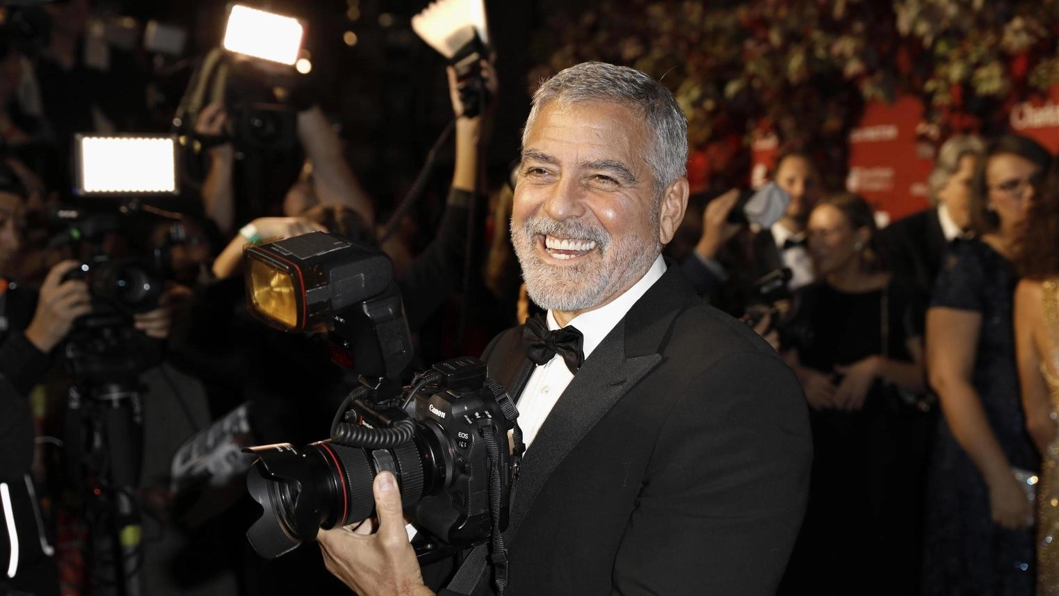 La Valdorcia è un set di Hollywood. Clooney e Sandler, ciak ad Argiano