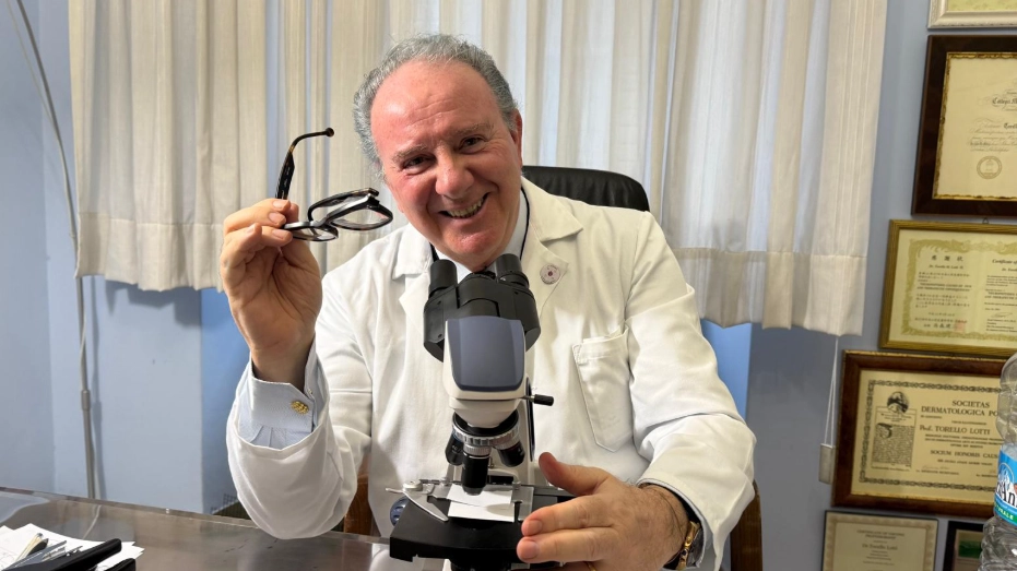 Il professor Torello Lotti, dermatologo