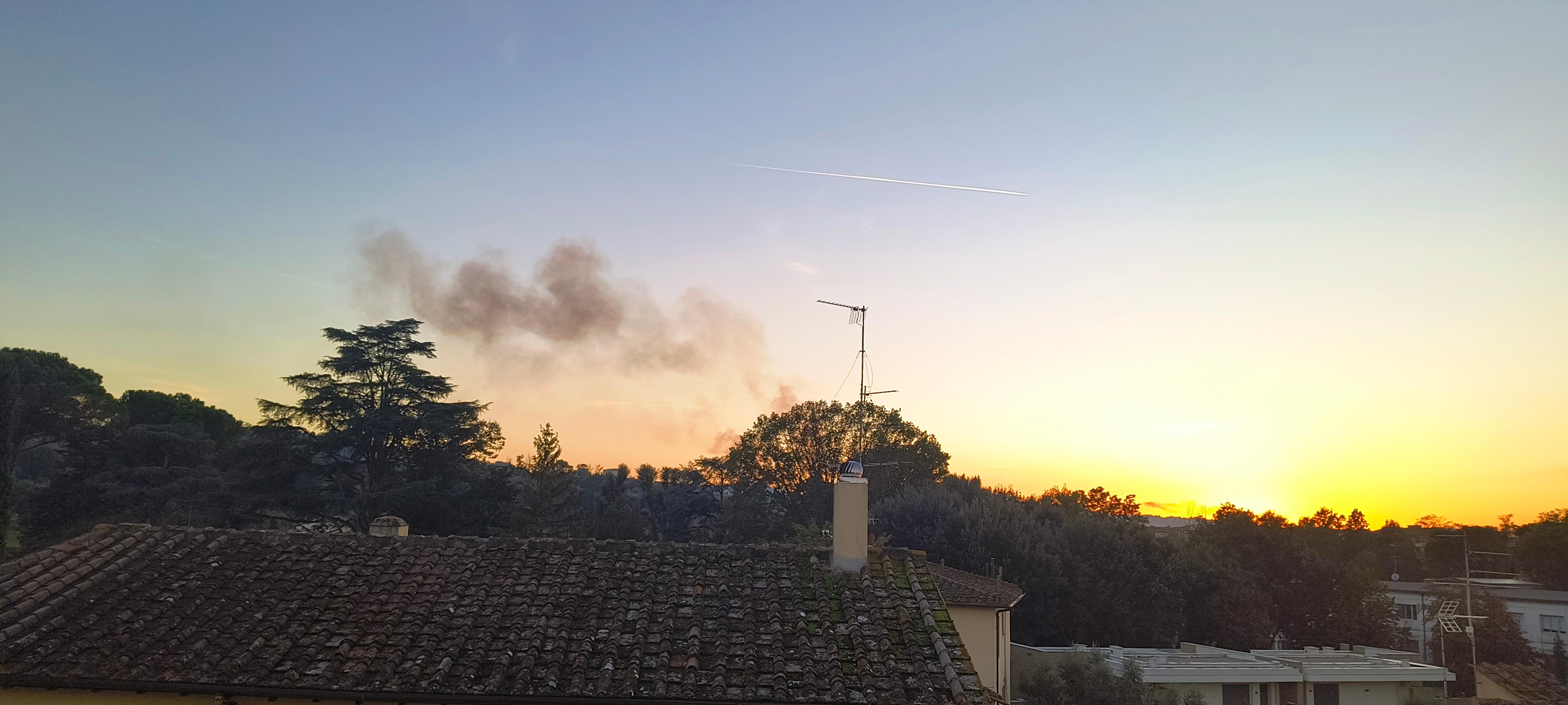 https://www.lanazione.it/image-service/view/acePublic/alias/contentid/YzIyN2Q5NWQtZWFlMi00/0/un-incendio-in-autostrada-causa-una-colonna-di-fumo-visibile-da-vari-punti-della-citta.jpeg