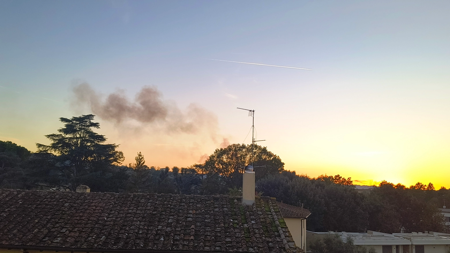 Un incendio in autostrada causa una colonna di fumo visibile da vari punti della città