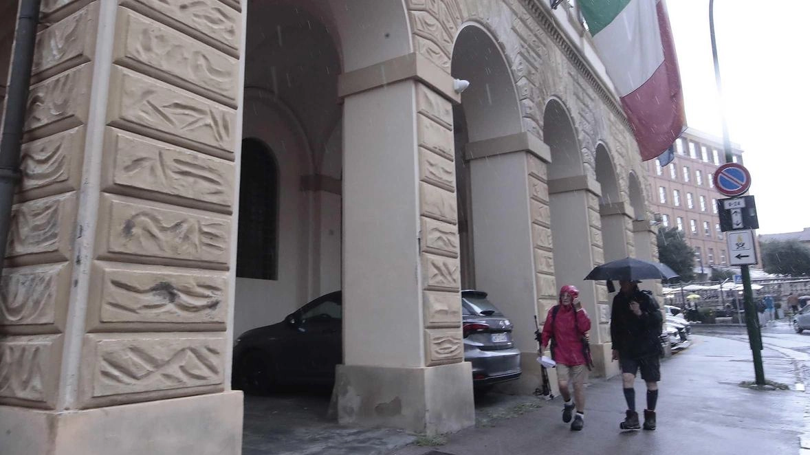 La storica sede della Guardia di Finanza in via Curtatone; poco distante, in piazza Matteotti, sono dislocati alcuni uffici