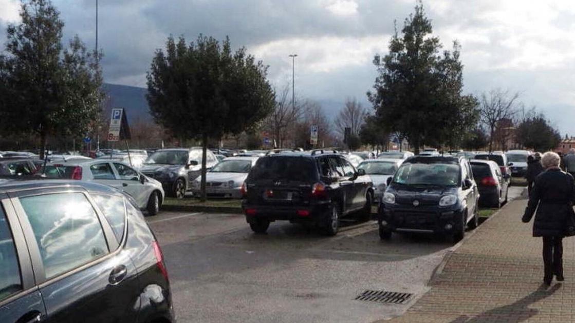 Parcheggio dell’ospedale, focus sulla sicurezza. Via libera alla sbarra e alle telecamere