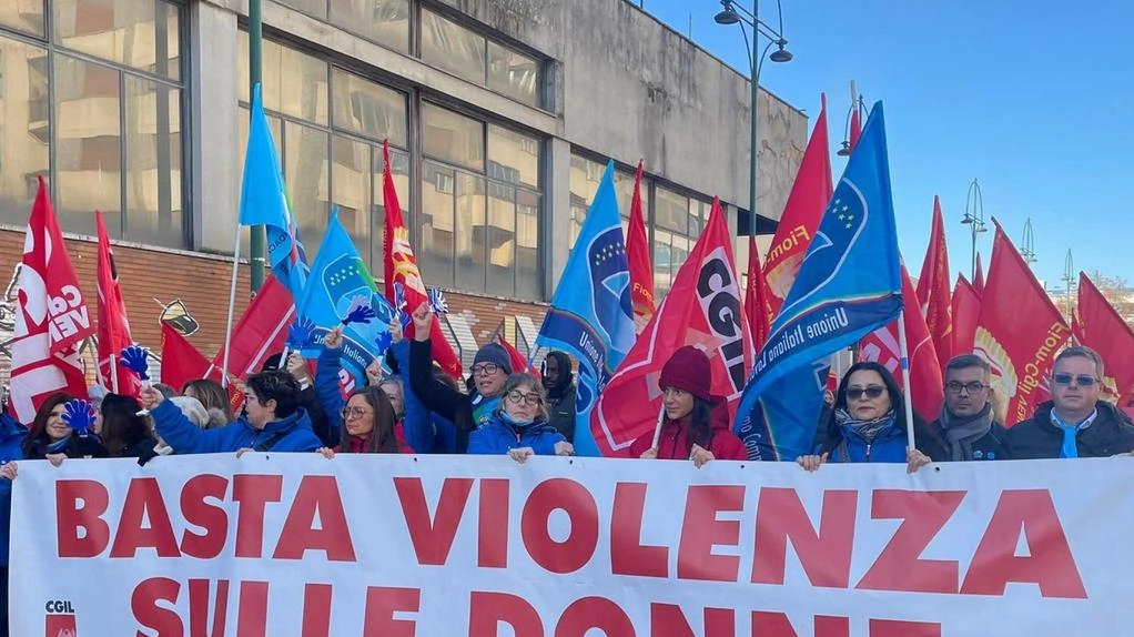 La manifestazione sindacale contro la violenza sulle donne, il giorno dello sciopero generale (. foto Ansa