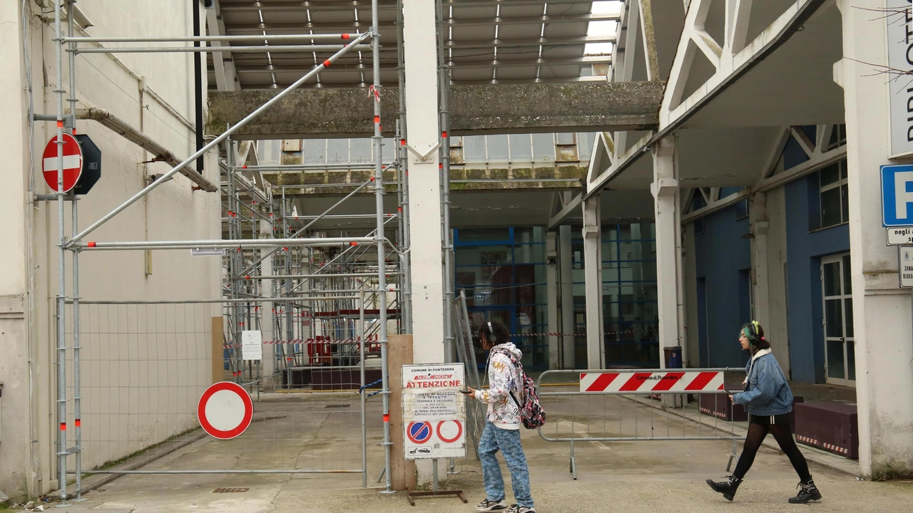 I due parcheggi della biblioteca comunale, ricavati nell’ex fabbrica Piaggio,. sono chiusi da tempo a causa del pessimo stato di conservazione