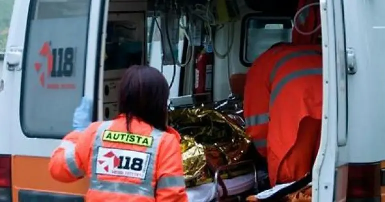 Perde il controllo dell’auto e travolge anziana che cammina sul marciapiede