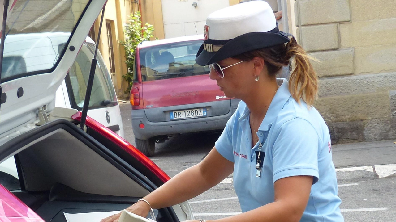 Operazioni di controllo a Pontedera: motociclo rubato e droga, extracomunitario denunciato. Successivamente, arrestati due sospetti per furto grazie alla videosorveglianza. Polizia locale ringrazia agenti per prontezza e professionalità.