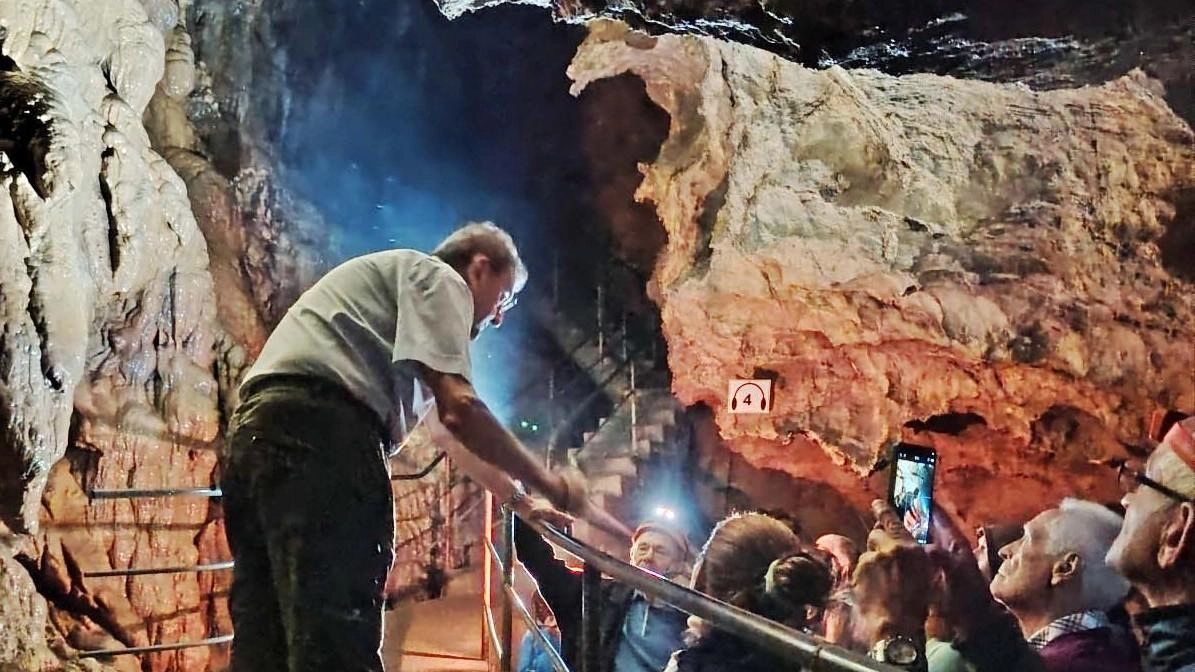 Un momento di una visita alla Grotta del Vento (foto Borghesi)