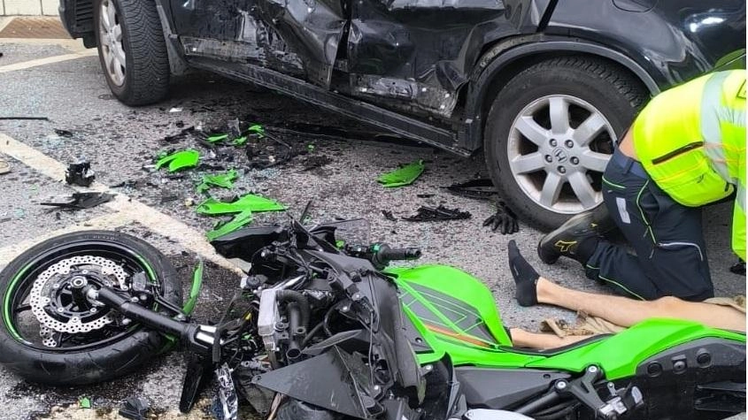 I due mezzi coinvolti nell’incidente di ieri: l’auto. condotta da una donna di Quarrata e la moto guidata dal 21enne, in prognosi riservata, trasportato con Pegaso a Pisa