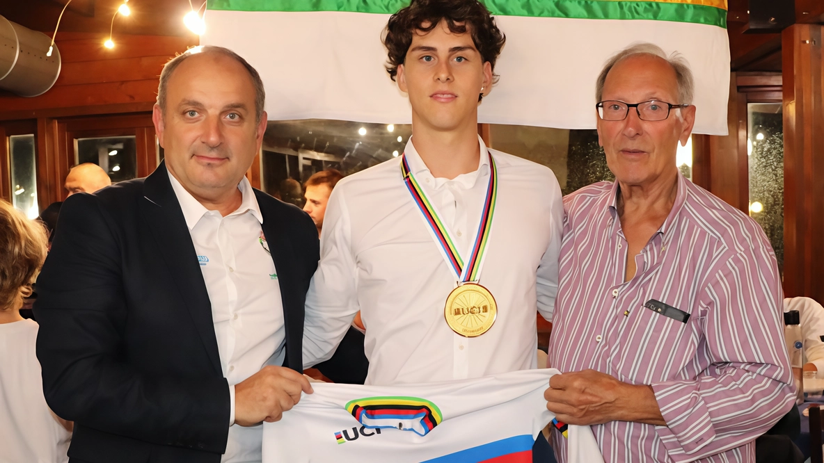 Il V.C. Empoli ha organizzato una serata per celebrare Fabio Del Medico, campione iridato di keirin. L'evento ha visto la partecipazione di autorità e giovani ciclisti, elogiando l'atleta e confermando il suo impegno nel club.