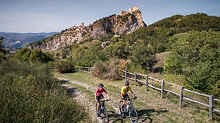 Cicloturisti lungo strade e sentieri della attrattiva e bike friendly Emilia-Romagna