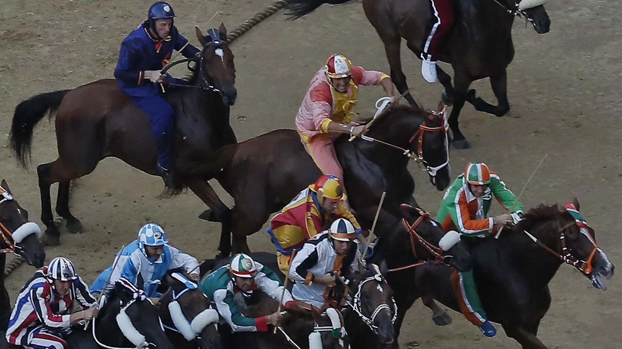 Sommario: Scadenza per presentare memorie sulle contestazioni al Palio di Siena. Contrade e fantini in attesa, ma il meccanismo rigido suscita malcontento e timori per il futuro della tradizione.