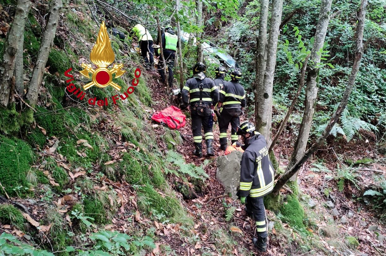 Auto esce di strada e si ribalta, fermandosi 100 metri più in basso. Estratto dalle lamiere dopo tre ore di lavoro