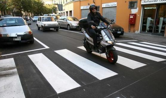 Attraversamenti pedonali nascosti : "Via Montalese così non è sicura"