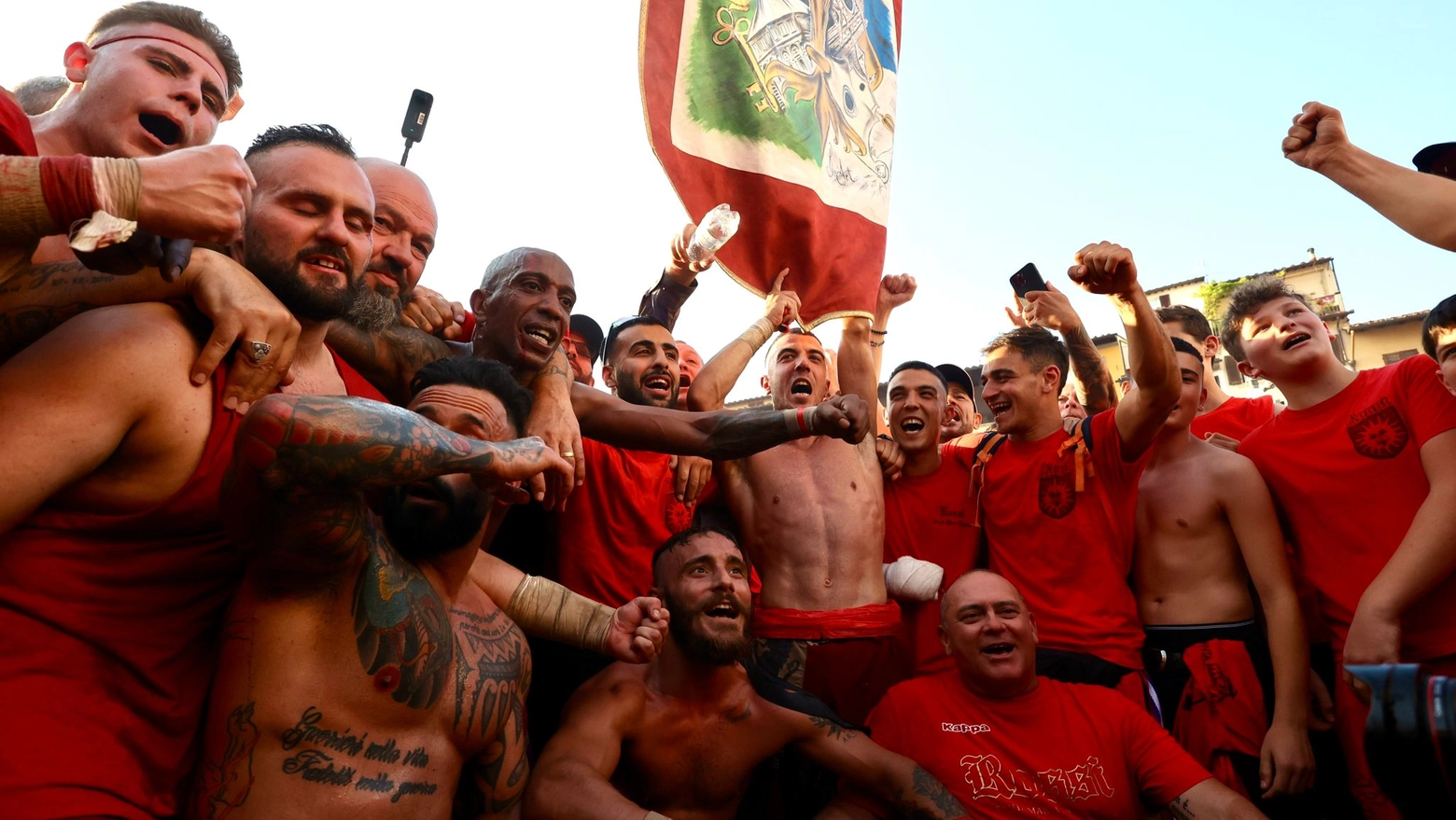 Calcio storico 2024, la vittoria e la festa dei Rossi (Foto Giuseppe Cabras / New Press Photo)