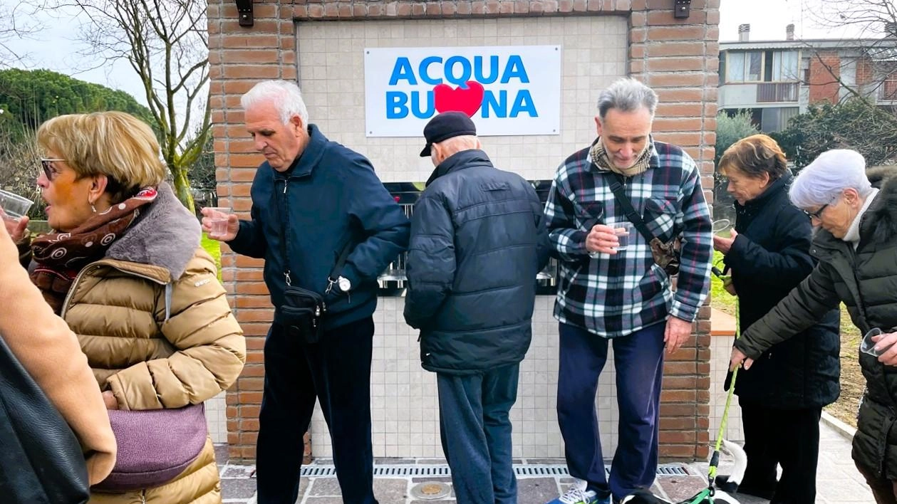 Uno dei fontanelli aperti da Acque nei territorio della lucchesia