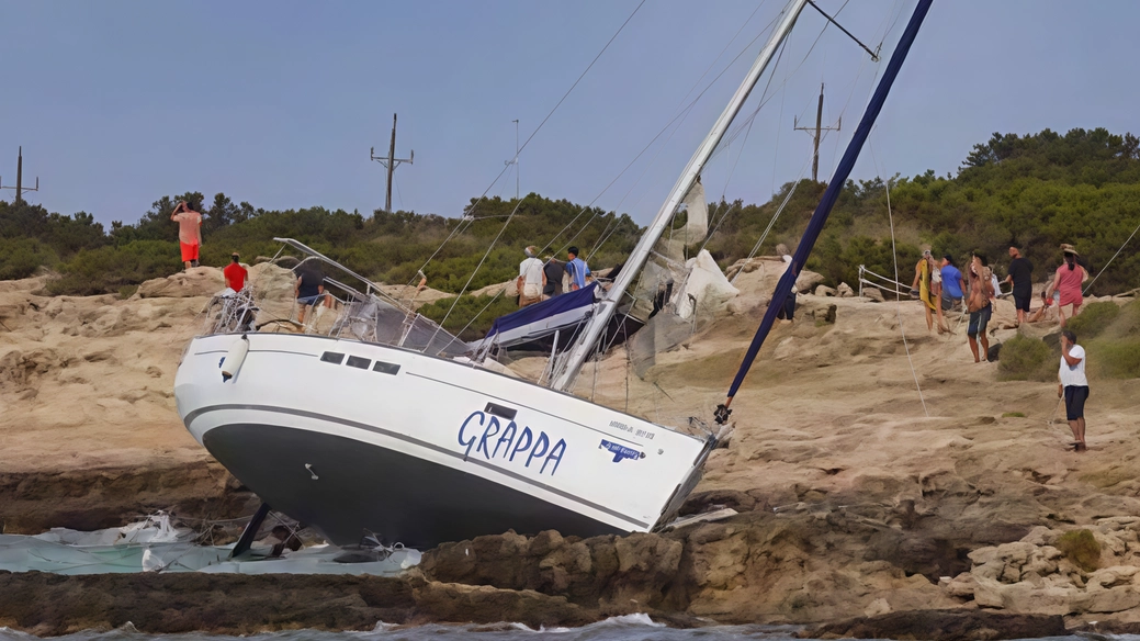 Il catamarano dove si trovava il valdarnese finito sugli scogli dell’isola