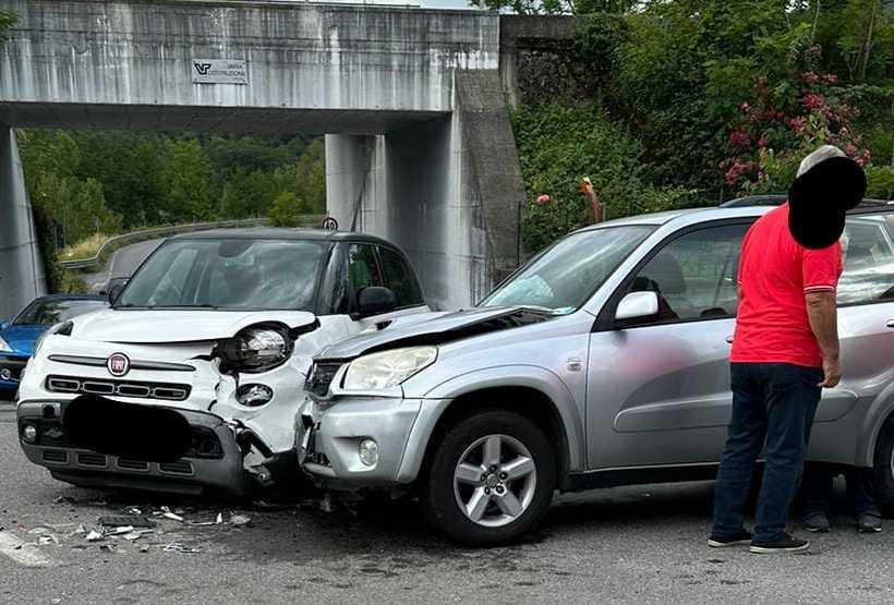 Scontro Frontale Tra Due Mezzi: Automobilisti Illesi. E Il Traffico Va ...