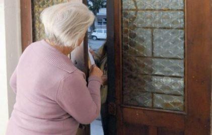 “L’acqua è inquinata”, falsi tecnici tentano la truffa porta a porta con una sonda per l’oro