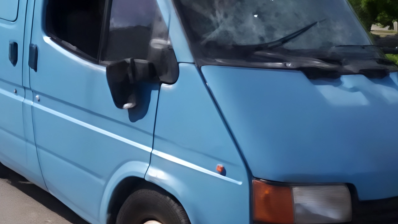 Vandali nel parcheggio: "Rotti i vetri a un furgone"