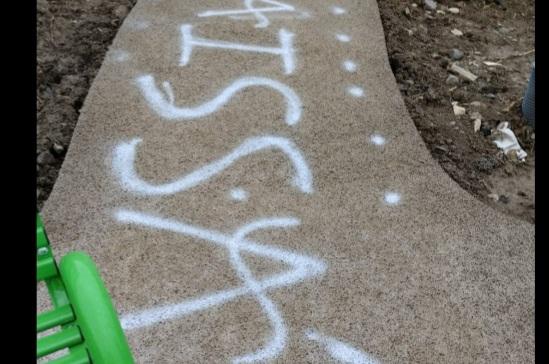 Vandali con lo spray a Calenzano, scritte nel cantiere del Giardino del drago