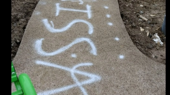 Le scritte nel cantiere del Giardino del drago