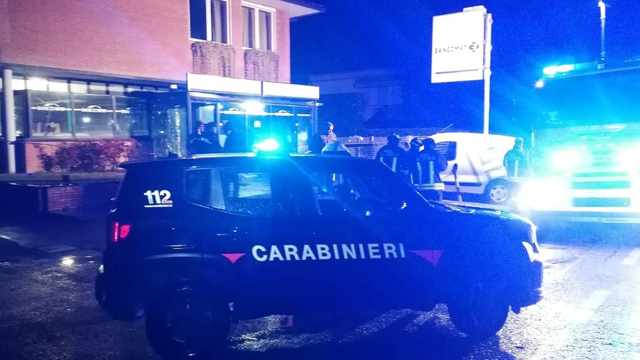 Ingenti danni alla filiale Bpm di Monsagrati in via Provinciale per Camaiore. Tre malviventi sono fuggiti a bordo di un’auto. Al setaccio le videocamere.