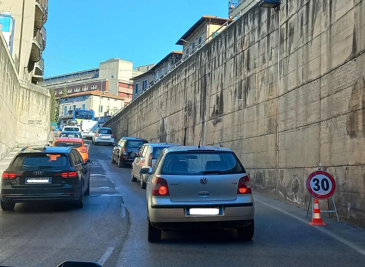 Metrobus, così il traffico va in tilt. Disagi e proteste intorno alla stazione