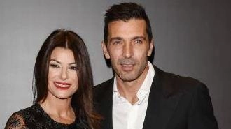 Il portiere Gigi Buffon e la giornalista Ilaria D'Amico si sposano domani a Villa Oliva, Lucca, dopo 10 anni insieme. Cerimonia intima seguita da festa a Forte dei Marmi.