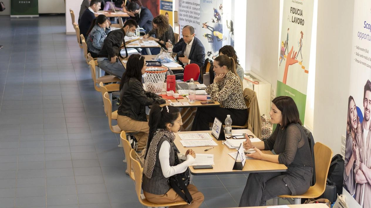 Opportunità di lavoro in Toscana: Unicoop Tirreno e Unicoop Firenze cercano personale per supermercati, Esselunga offre posizioni a Sesto Fiorentino e Conad Nord Ovest accoglie autocandidature. Gruppo Pam cerca figure per vari reparti in diverse città toscane. Autocandidature e dettagli sui siti web delle catene.