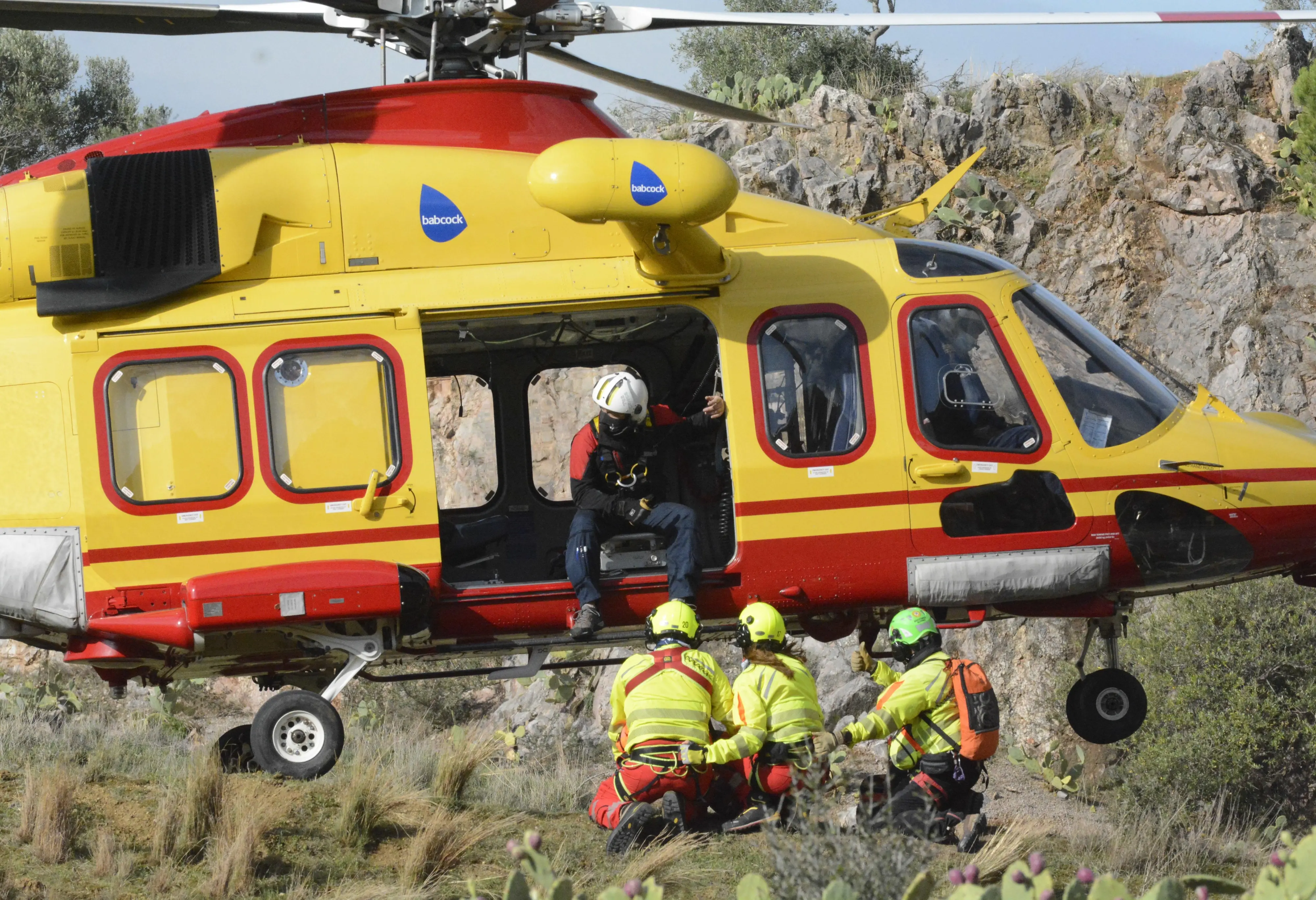 Colpito dal tronco di un albero, incidente sul lavoro: 26enne portato con Pegaso in ospedale