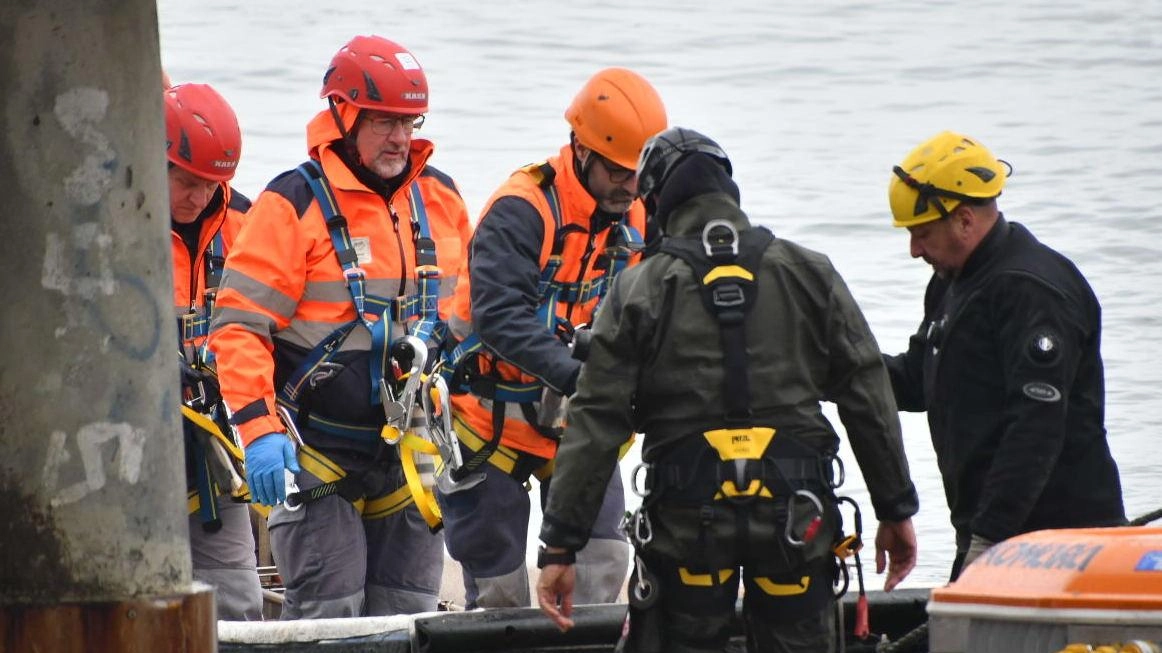 Le operazioni. per iniziare la fase due, ovvero lo svuotamento dei serbatori (Foto servizio Paola Nizza)