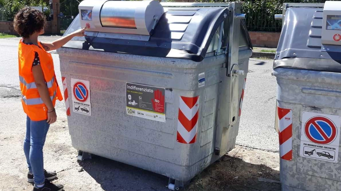 Via alla campagna di sensibilizzazione ’Rifiuta le cattive abitudini’. Manifesti per ricordare la gestione di sacchi e cassonetti e tutela dell’ambiente.