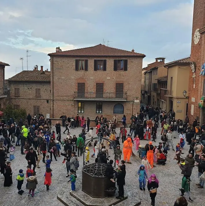 Il carnevale anima i borghi, le maschere scendono in piazza