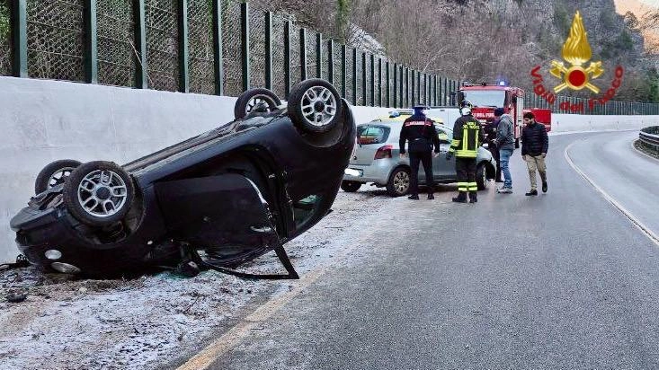 L'auto ribaltata e i soccorsi in azione a Norcia