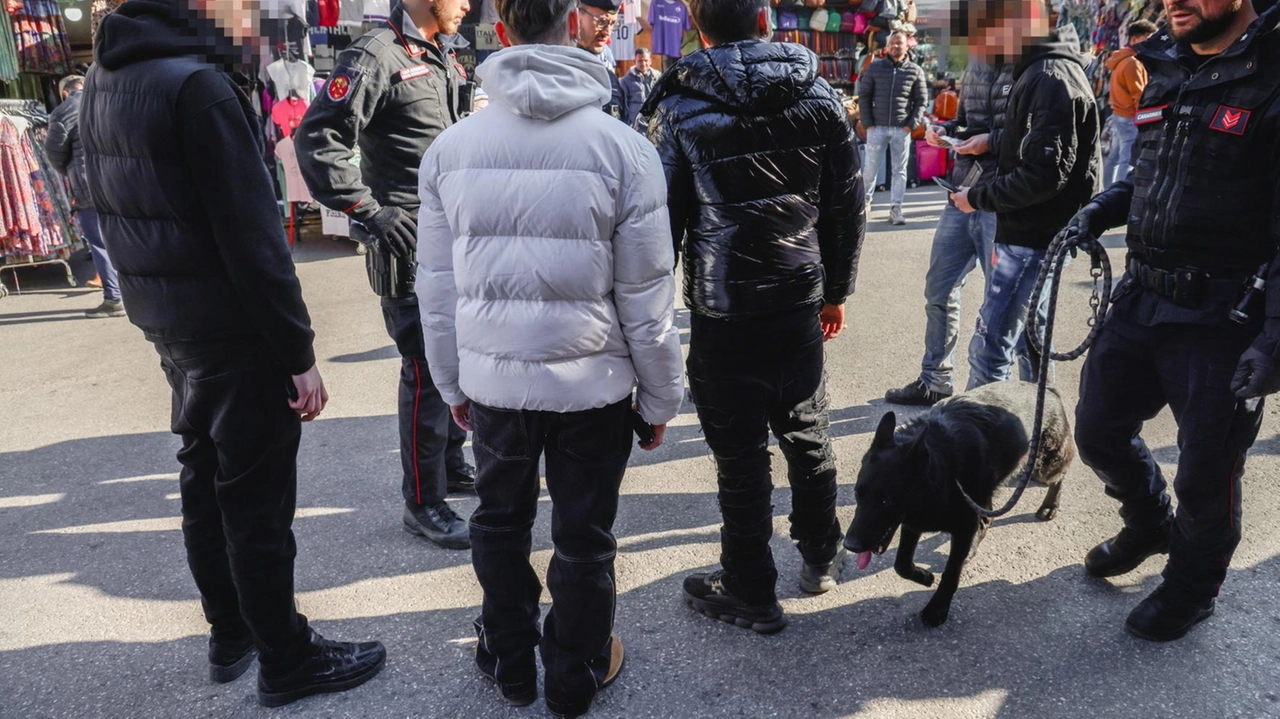 Pusher, vandali e ragazzi ubriachi ora fanno paura. L’appello della sindaca a Roma: "Servono agenti".