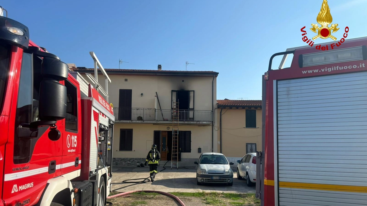 La palazzina dove è scoppiato l'incendio